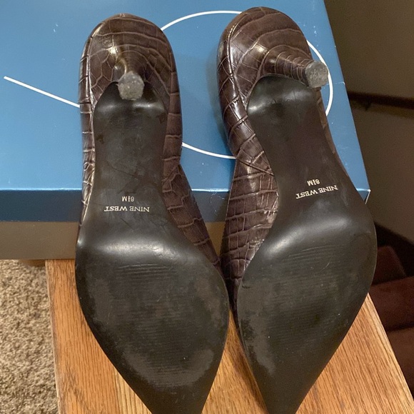 Brown crocodile pumps - Picture 3 of 5